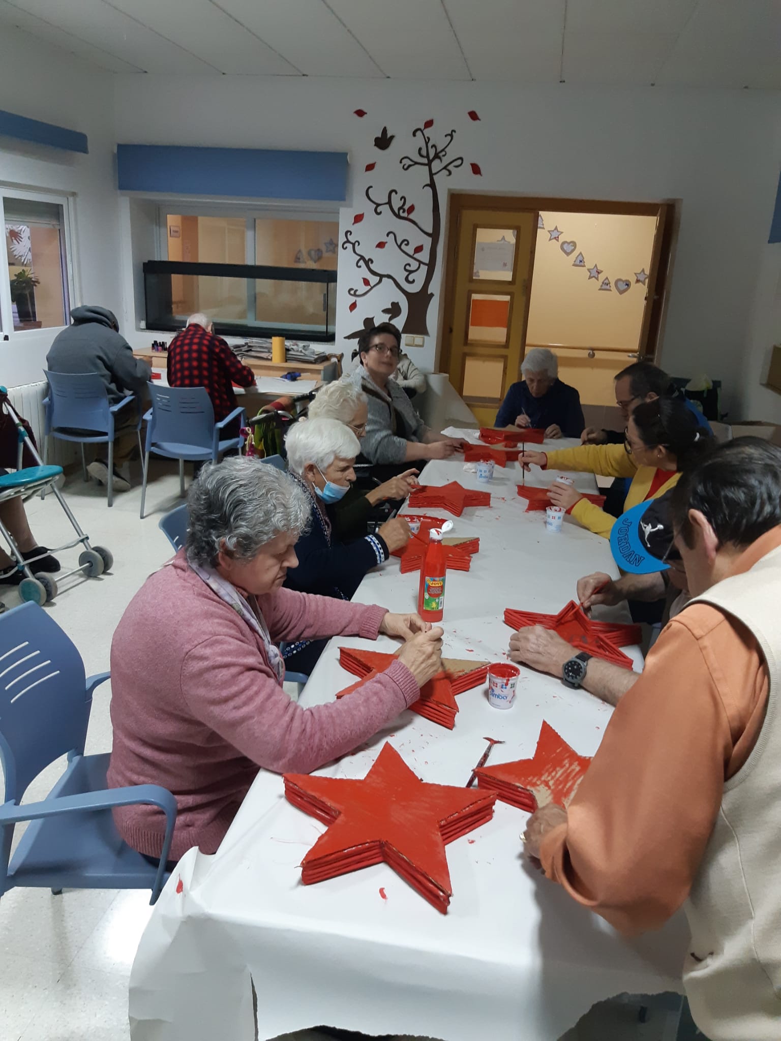 Abuelos realizando sus trabajos navideños